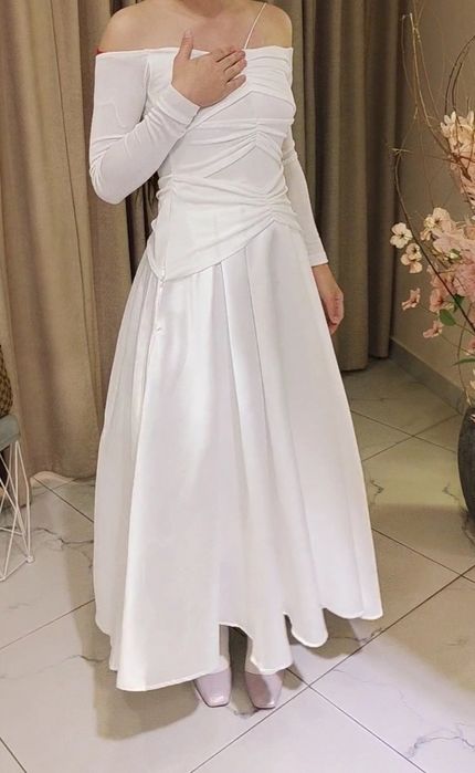 Белое пышное платье.
