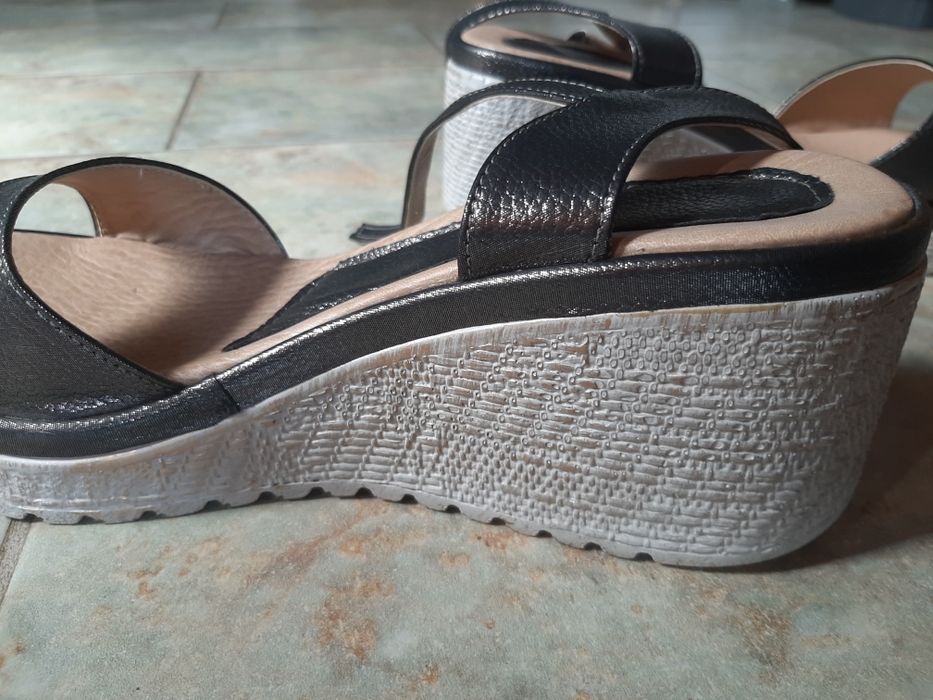 Сандали с платформа