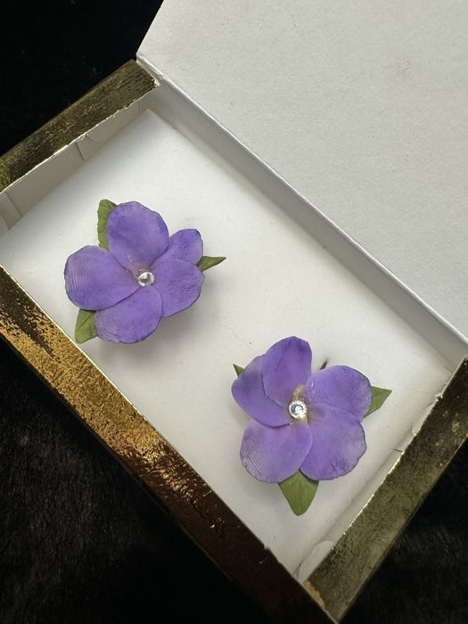 Cercei cu flori mov realizați manual
