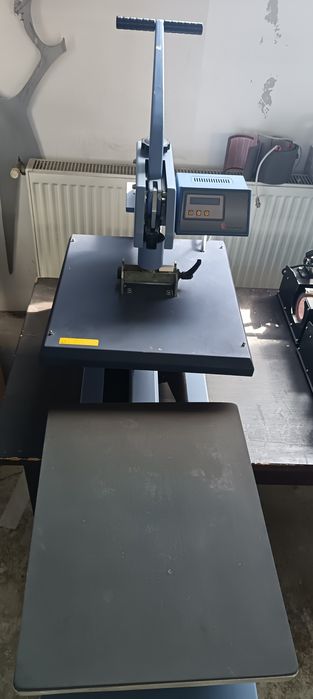 De vânzare Presa termica A3
Presa are suprafață de imprimare  49 /40 cm
Partea de jos este retractabila pentru o fixare mai ușoară a imprimeurilor
Pre