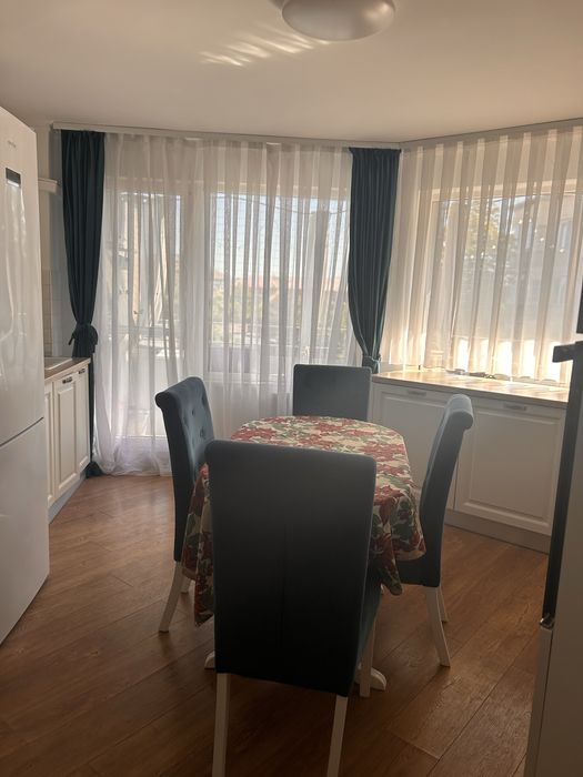 Apartament 4 camere | 2 băi | 2 balcoane | parcare | renovat | Oradea