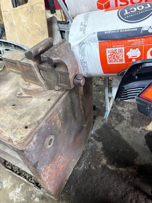 Продам тисы  со столом рабочим