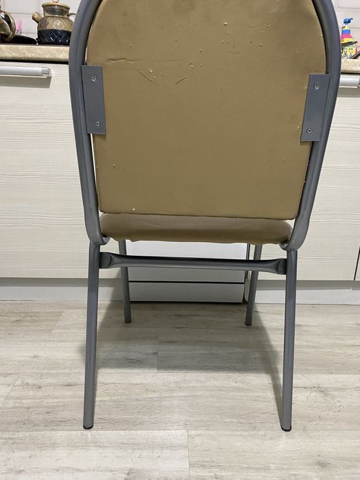 Прочный стул с металическим каркасом