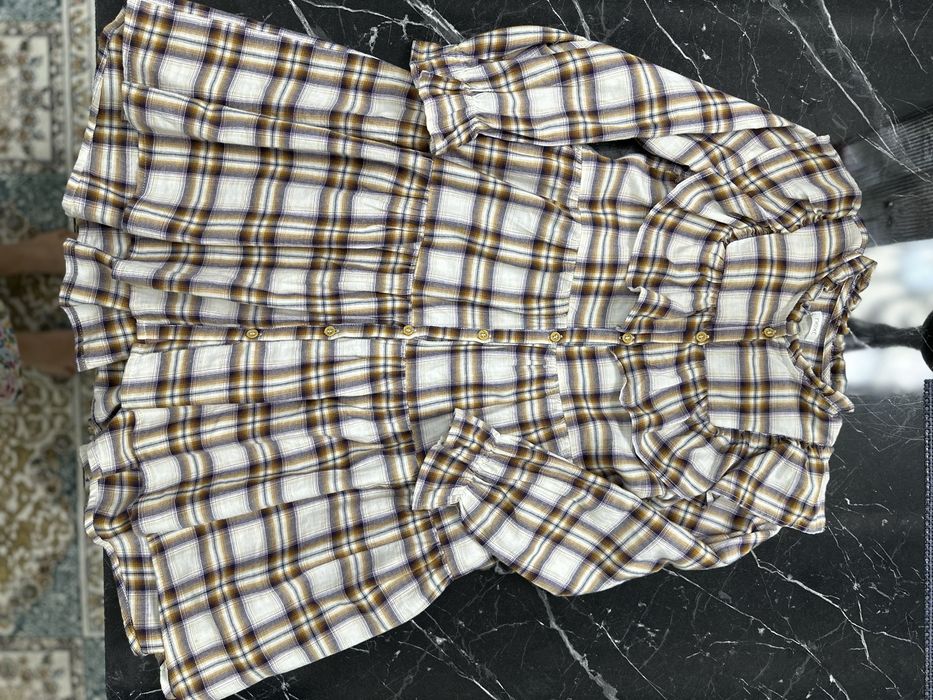 Платье-рубашка в клетку, с длинным рукавом, свободного кроя.