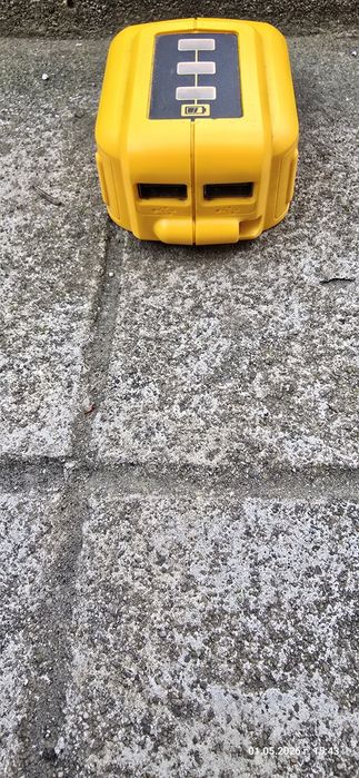 Адаптер за батерия с USB DeWALT DCB090