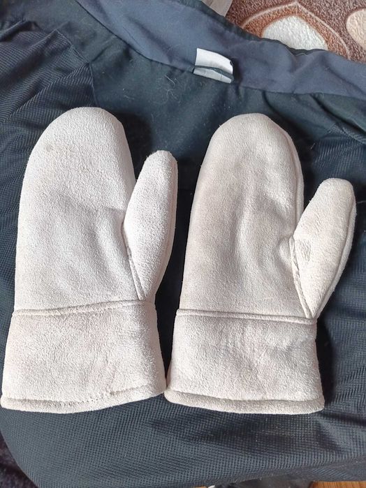 Продавам кожени ръкавици с един пръст