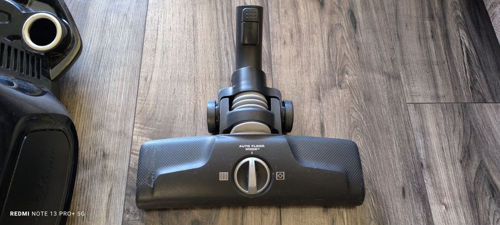 Продавам прахосмукачка AEG като нова!