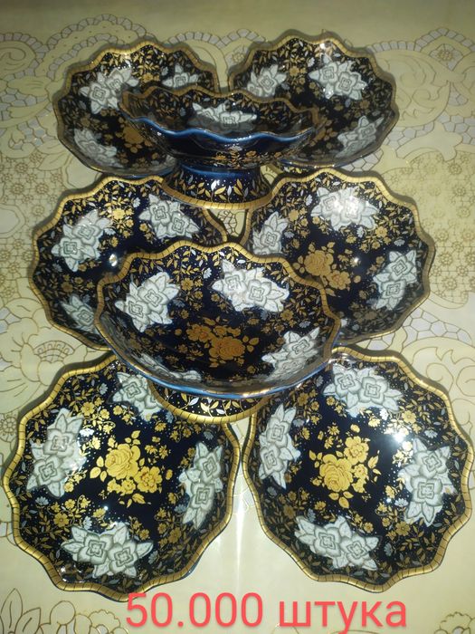 Мадонна  этажерка  и  разные посуды