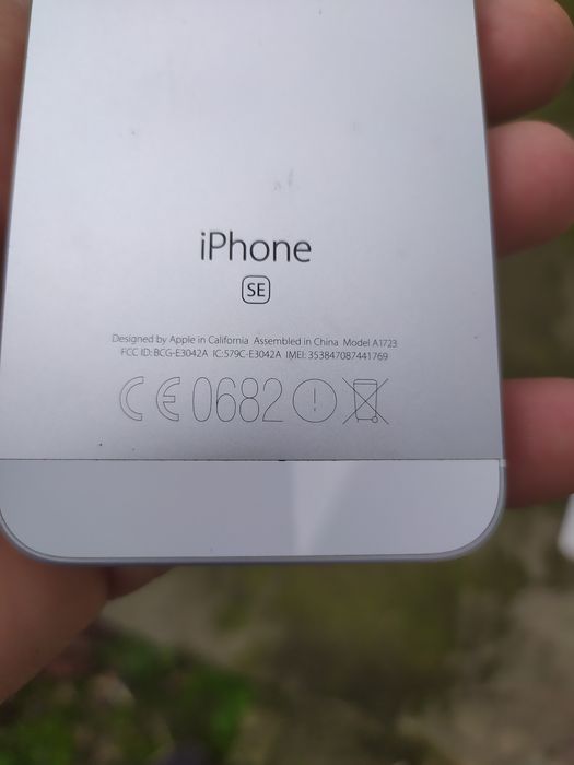 Телефон iPhone SE