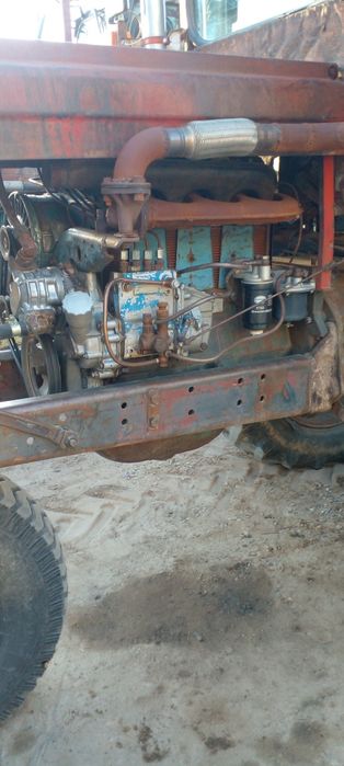 T-28 traktor sotiladi.