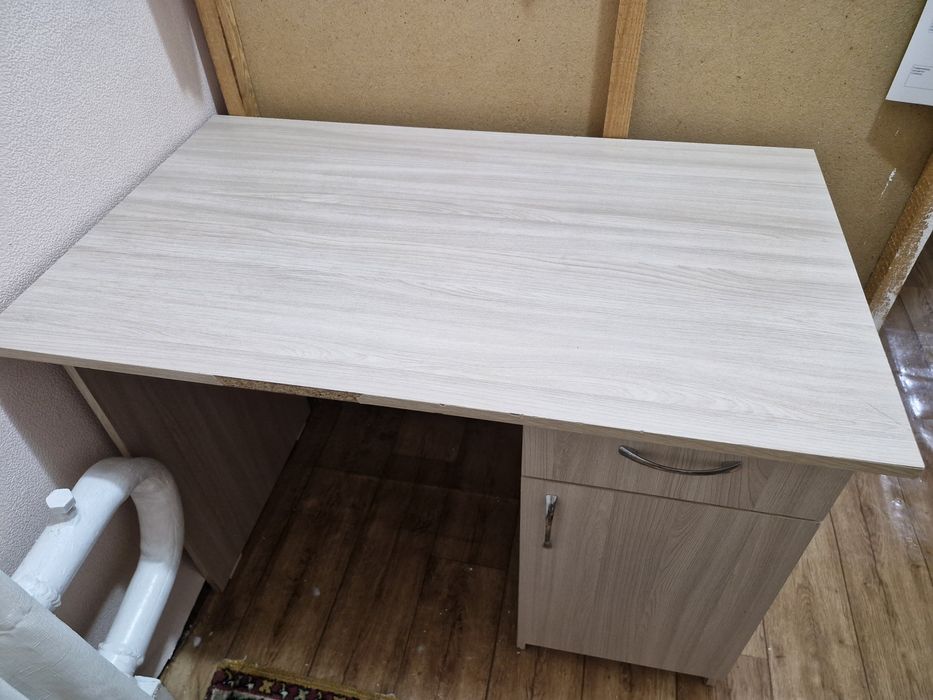 Продам стол с полкой