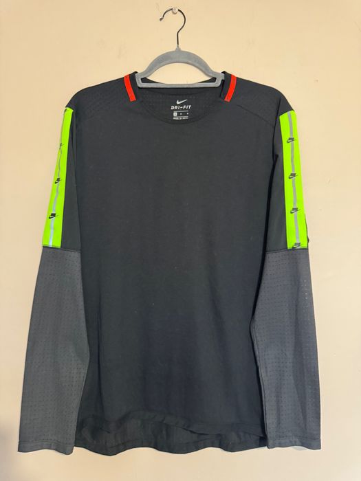 Спортна блуза Nike.