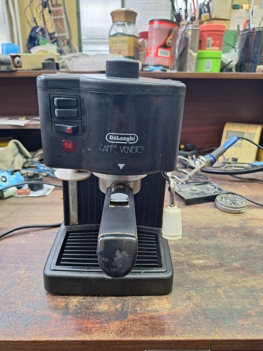Продавам кафе машина DELONGHI
