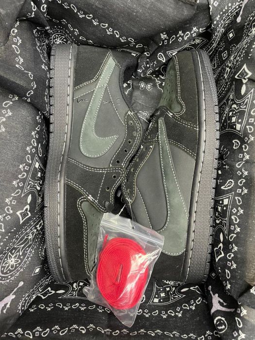 Jordan 1 Travis Scott Phantom