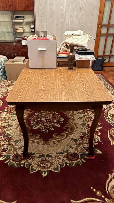 Продаются большой стол и 10 стульев