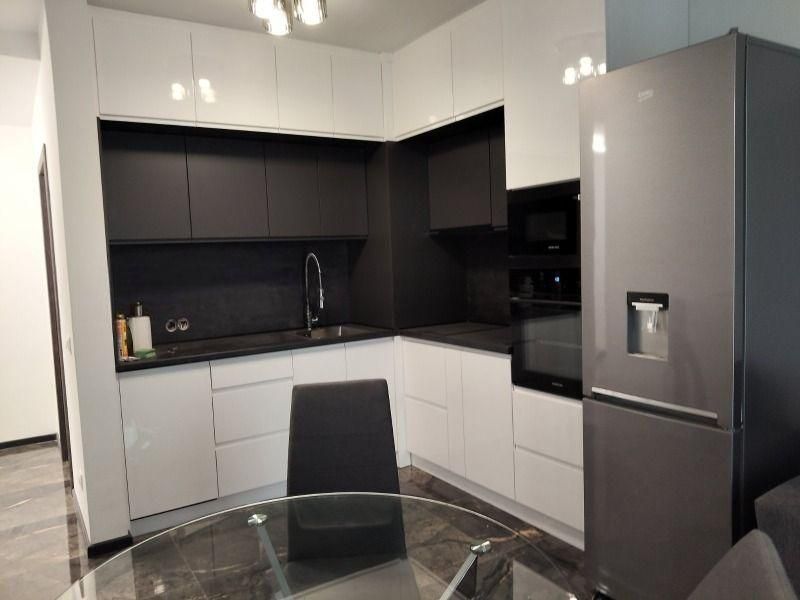 Дава се под наем Тристаен апартамент в София, Зона Б-18 - 95 кв.м за 880 € - Снимка #2