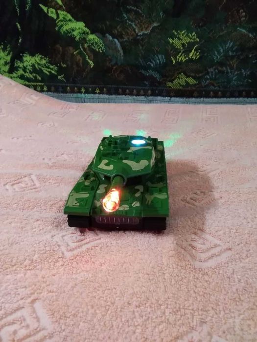 Игрушка танк,трансформер,все работает,звуковые,световые,