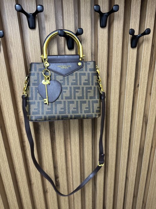 Сумка с брелком от Fendi