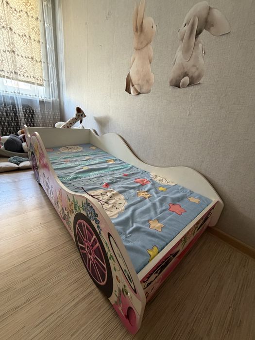 Детская кровать машина для девочки с матрасом