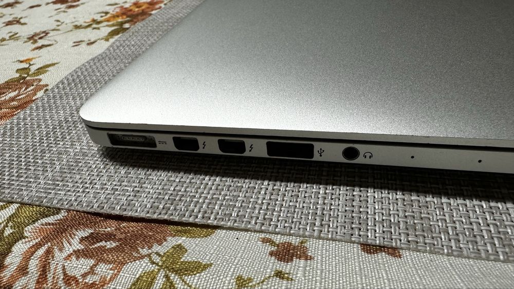 Macbook Pro Air 13” (Early 2015) in perfecta stare