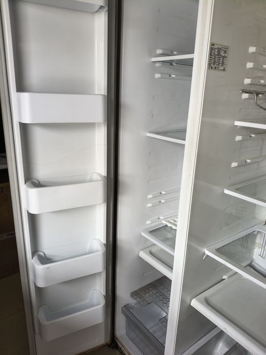 Срочно продам холодильник двухдверный