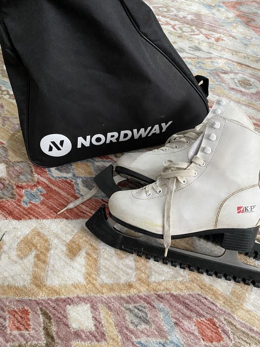 Продам коньки 35-36 размер