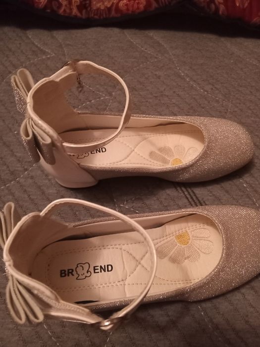 Продаю обувь 35 размер  пару раз одевала