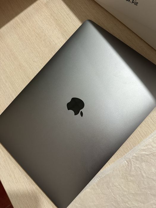 Продаю MacBook Air 2020