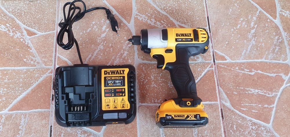 Masina  de înșurubat pe bateri dewalt. 12 V.
