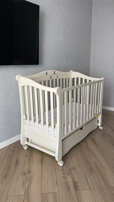 Детская кровать с маятником