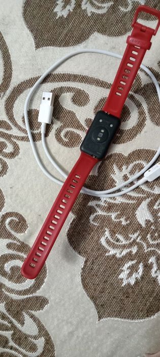 Продам смарт часы HUAWEI Band 7