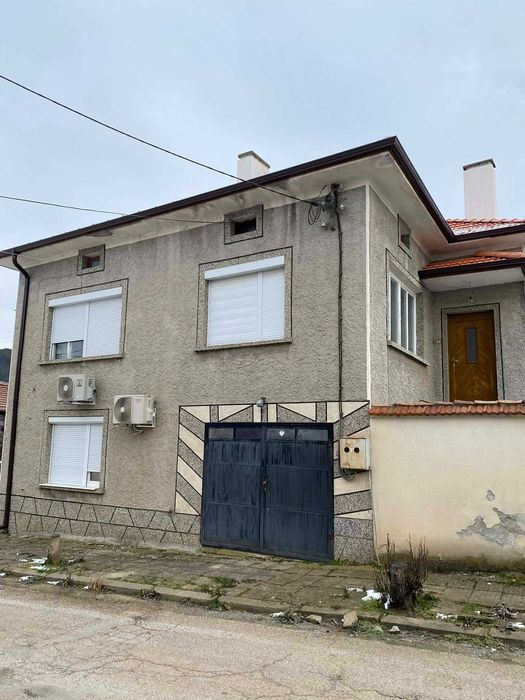 Монолитна къща с гараж с РЗП:240кв.м. с двор от 1462 кв.м.