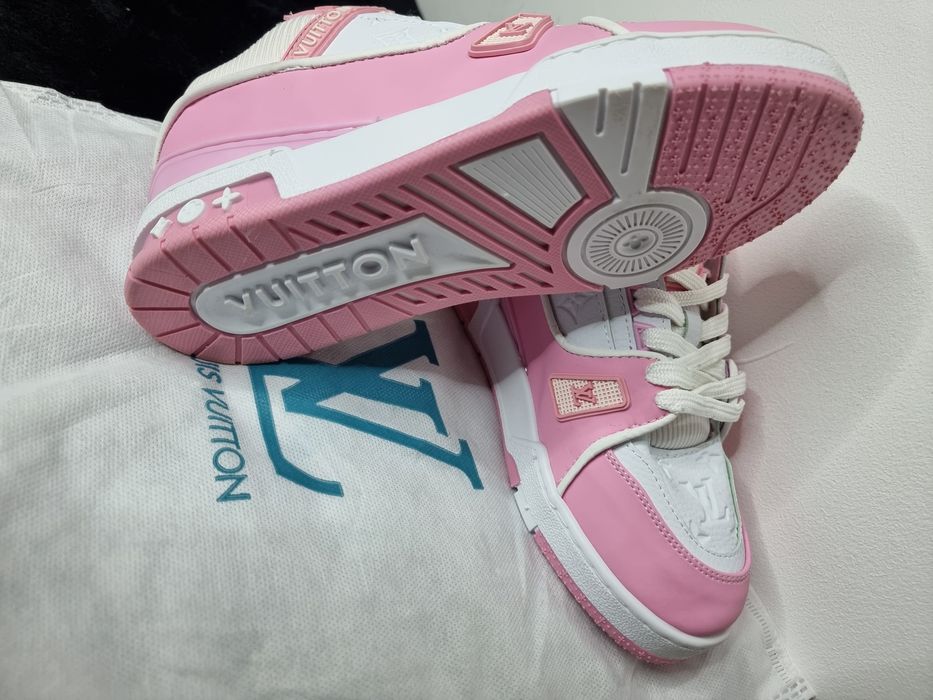 Adidași noi  cu eticheta