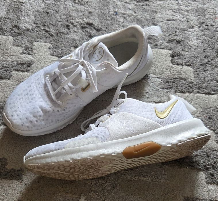 Дамски бели маратонки, Nike