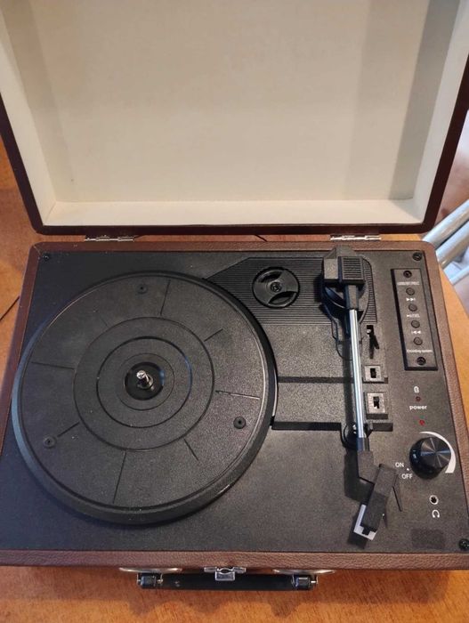 Грамофон, презапис от него на

флашка
, блутут.Изход към усилвател.