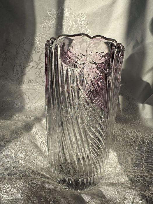 Кристална ваза с розови флорални мотиви