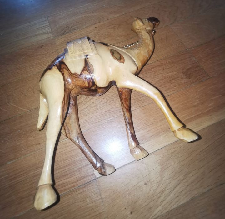 Антикварна ръчно резбована фигура на камила масивно маслиново дърво !