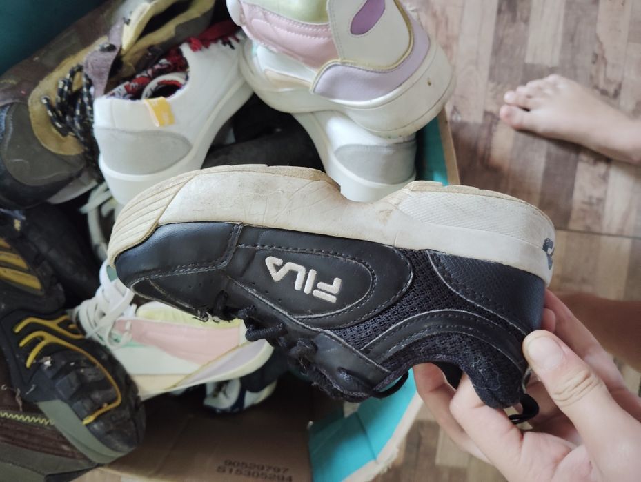 Adidași de vânzare