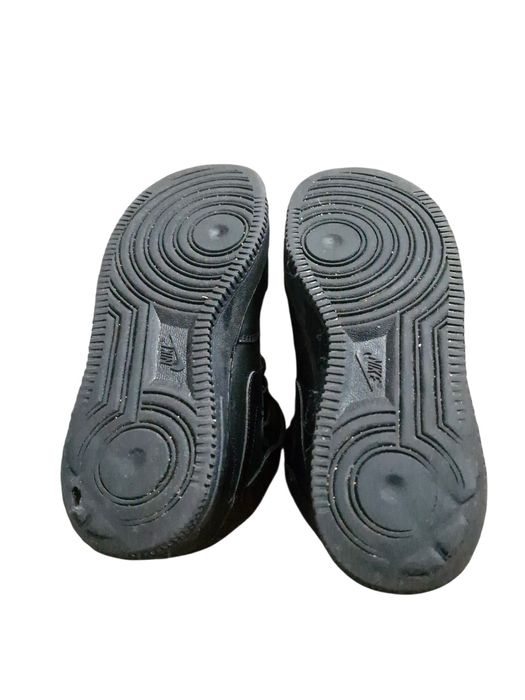 Air force 1 mid aproape noi cu mici defecte pe talpă