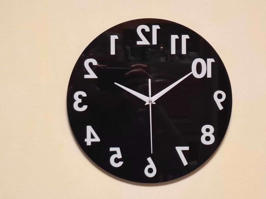 Ceas de perete negru pentru saloane de coafură și frizerii.