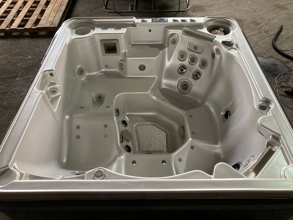 Канадско Джакузи перфектно състояние 3м гаранция с ново покривало