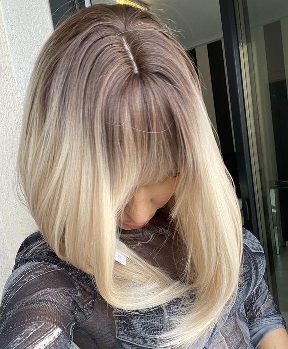 Peruca scurta , blond  deschis cu radacina ombre