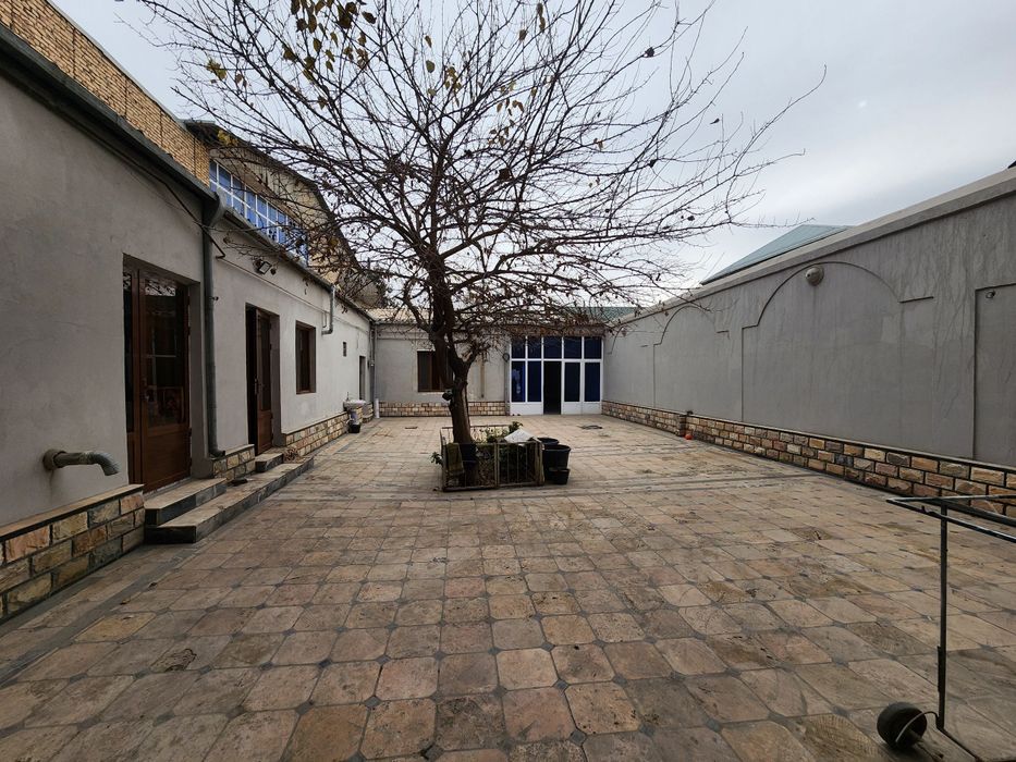 Karvon bozor territoriyasida 5,5-sotixli uchastka sotiladi.