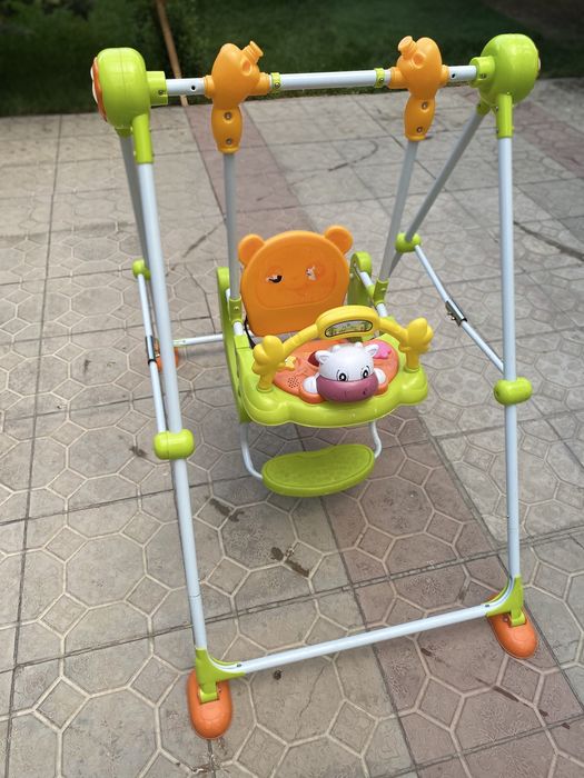 Детская качеля в хорошем состоянии