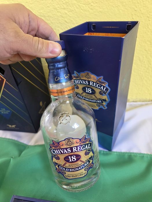 Празни бутилки от уиски