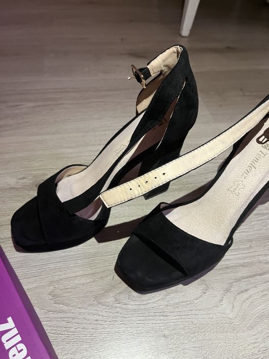 Два чифта сандали tendenz