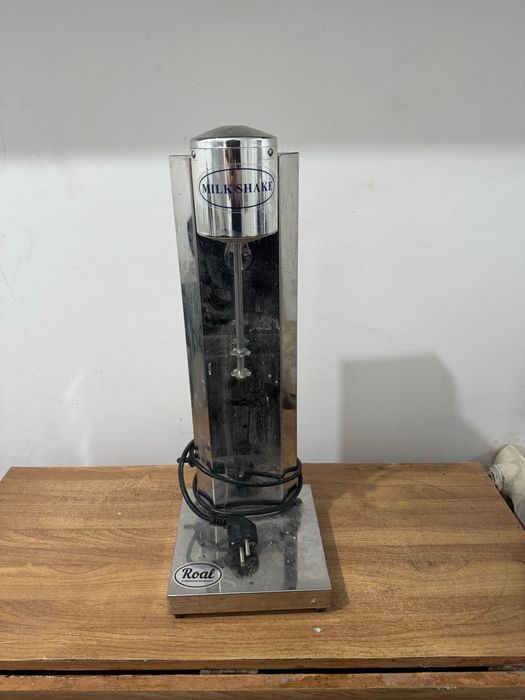 Коктейльница, стол с раковиной