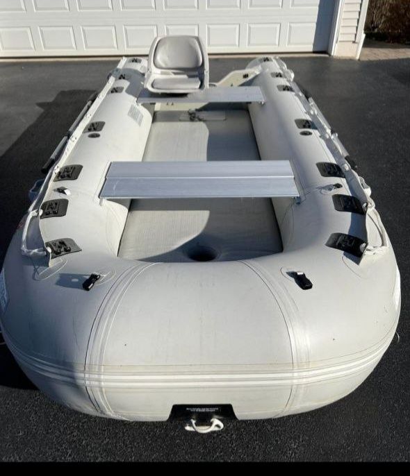 Продается  надувной  лодка 6 местные