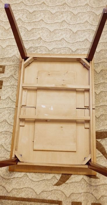 Masă de lemn extensibilă