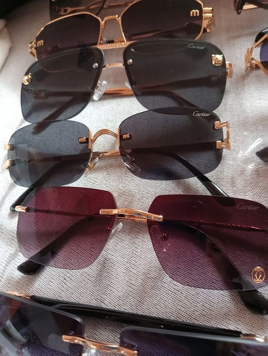 Vând ochelari de soare, parfumuri, creme Chanel, genți